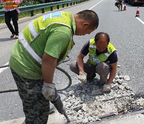 道路養(yǎng)護(hù)精細(xì)化 連霍高速橋伸縮縫修補(bǔ)快