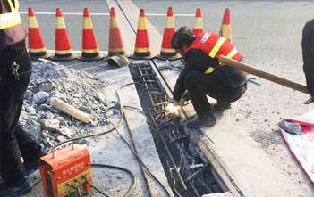 高速公路橋梁伸縮縫水泥破損快速修復(fù)工程