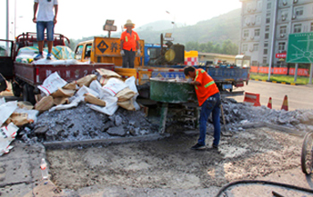 陜西高速公路收費(fèi)站混凝土路面使用快干水泥