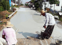 湖北荊州農(nóng)村公路針對水泥路面的麻面、起皮等病害進行快修