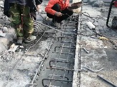 安陽(yáng)縣公路局對(duì)5道橋梁伸縮縫拉網(wǎng)式修復(fù)